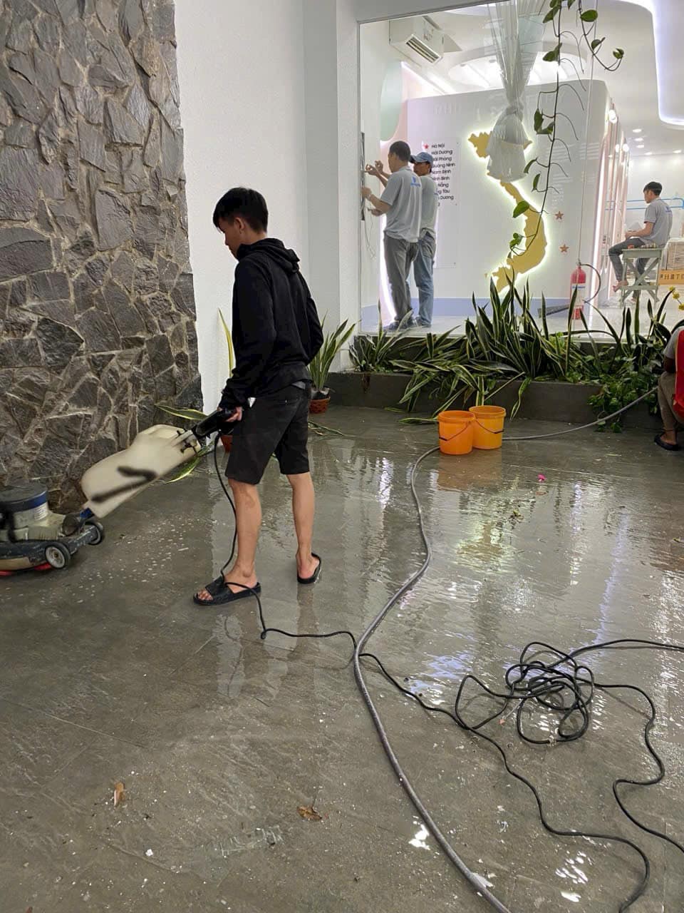 Sử Dụng Thiết Bị và Hóa Chất Chuyên Dụng