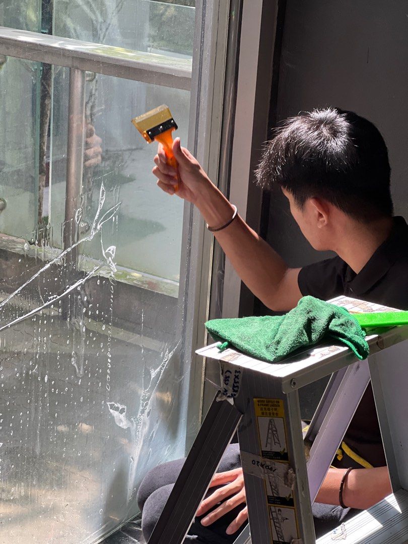 Thách Thức Khi Xử Lý Vết Sơn, Keo Dính